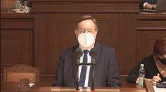 Ministr "strašil" nošením respirátorů i v létě, teď se za výrok omluvil. VIDEO