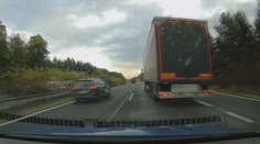 Brzda, sprcha nadávek a málem infarkt. Kamion se cpal na dálnici, jel podle vás nebezpečně?