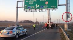 Na pražské výpadovce visel na bráně se značkami oběšenec!