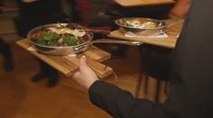 Češi znovu rádi utrácejí. Na jídlo v restauracích si však nechávají zajít chuť