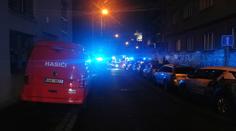 V kuchyni bytu vypukl požár, hasiči museli evakuovat 18 lidí