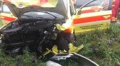 Záchranka spěchala za pacientem, cestu jí zkřížilo auto! Tři zranění