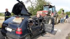 Řidička osobního auta vjela v Havířově pod traktor. Je zraněná