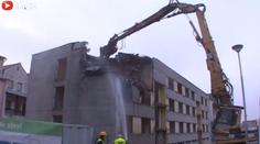 První demolice paneláku v ČR! Vydržel 30 let
