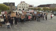 Oblíbená učitelka z Liberecka dostala výpověď. Rodiče i žáci protestovali