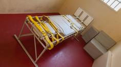 Muže neprávem zavřeli na psychiatrii, přikurtovali k posteli a napumpovali léky