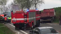 Auto se u Jihlavy čelně srazilo s náklaďákem. Zemřelo malé dítě
