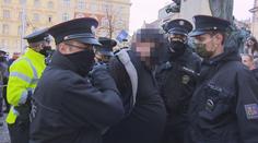 Lidé v Praze protestovali proti opatřením, řečník dostal na pódiu pěstí