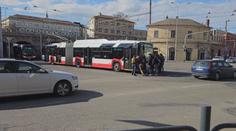 V Brně se zastavil trolejbus a nemohl se rozjet. Cestující si ho odtlačili sami