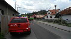 Smrtelná nehoda! Ženu a dítě při přecházení silnice srazil náklaďák