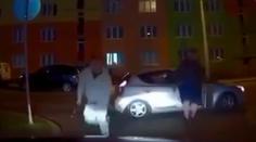 Muž vyběhl na ženu s obuškem v ruce, ta ho pohotově srazila autem