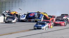 Masakr v NASCAR: Najednou havarovalo hned 18 vozů! VIDEO