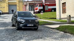 Nečekané manévry při propouštění žhářů z Vítkova. Kryl je hasičský vůz i policie