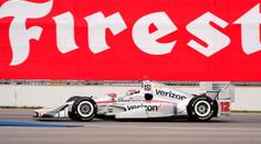 IndyCar závodí na nejslavnějším okruhu. Kvalifikaci vyhrál Power