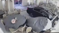 Kuriózní nehoda. Řidič v BMW vletěl do restaurace, na zadní sedačce měl dítě