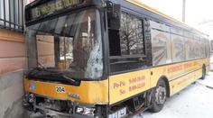 V Českých Budějovicích zkolaboval řidič autobusu a narazil do budovy pošty