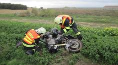 Motorkáře (81) na hondě smetlo auto ze silnice! Bojuje o život