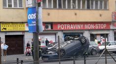 Opilý řidič smetl auto s matkou a dítětem! Převrátil je na střechu!