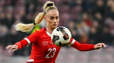 Lehmannová zase dráždí fanoušky. Sexy fotbalistka si kope se spoluhráčkou u bazénu