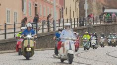 Prahou projely stovky skútrů Vespa. Na spanilou jízdu dorazili majitelé z pěti zemí