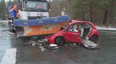 Sypač zdemoloval auto se seniorem. Řidiči hrozí šest let za mřížemi