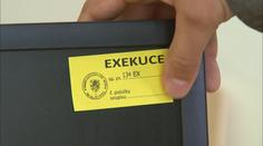 Nezletilí sourozenci unikli exekuci jen těsně. S dluhy bojuje přes 2000 dětí!