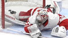 Momenty týdne v NHL: Lyon ukradl gól rukojetí hokejky. Jiříček dal strom