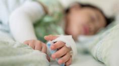 Rodičům někdy brání zůstat u dětí v nemocnici. Ministerstvo zasahuje