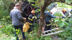 Autobus se vyhýbal, měl se ale utrhnout svah. I s pasažéry skončil nad potokem