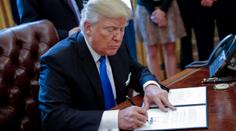 Trump dál úřaduje: Staví ropovody a posvětil zeď na hranici s Mexikem