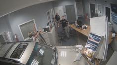 Řidič si pustil rádio a s SUV najel do služebny. Málem přejel policistu