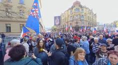 Demonstranti se přesunuli před Strakovu akademii. Požadovali demisi vlády