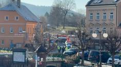 V bytě střelce z Chřibské našli další zbraně i střelivo. Útokem prý řešil osobní problémy