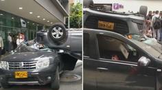 Auto letělo vzduchem a zdemolovalo vůz na ulici. Řidič jen zázrakem unikl