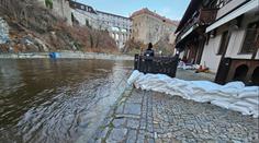 Hladiny rozvodněných řek neklesají. Třetí povodňový stupeň hlásí Vltava i Labe