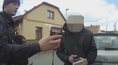 Líného řidiče dvakrát zastavila stejná policejní hlídka. Za volantem neměl co dělat