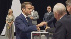 Bylo to těsné. Macronova strana zvítězila v prvním kole parlamentních voleb