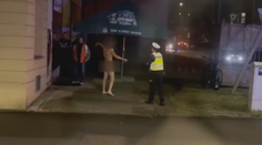 Řidiče v Opavě šokoval nahý muž na silnici. Oblečení mu sbírali policisté
