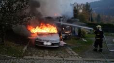 Z auta začaly šlehat plameny. Mohl od něj chytit celý rodinný dům