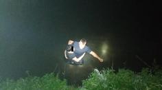 Žena uvízla v řece, držela se jen větve! Policista jí zachránil život