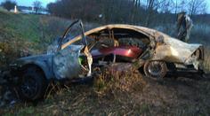 Tragédie u Teplic! Auto po nárazu do stromu začalo hořet, řidič zemřel