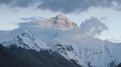 Obří záchranná operace na Everestu. Na hoře zůstaly uvězněny stovky lidí