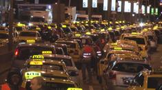 Taxikáři na protest zablokují Prahu. Jeďte MHD, radí letiště
