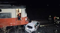 Řidič dvakrát unikl smrti, po nehodě smetl auto ještě vlak