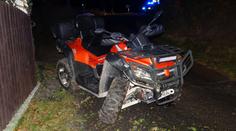 Muž se přizabil na čtyřkolce, když bez helmy narazil do domu
