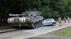 Kuriózní nehoda: Žena se učila řídit a vjela s autem pod tank