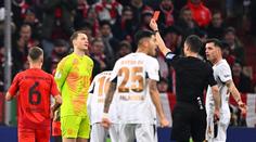 Tohle ještě nezažil. Hvězdný Neuer musel do sprch, dostal první červenou v kariéře