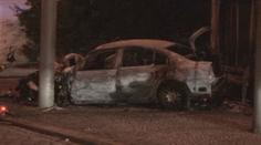 Taxikář uhořel v centru Prahy, když narazil do sloupu a trafiky