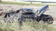 Mladík (19) se proháněl ve sporťáku. Nezvládl zatáčku, auto je na šrot