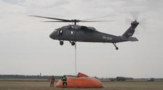 Hasiči předvedli půjčený vrtulník Black Hawk. Česko uvažuje o jeho koupi